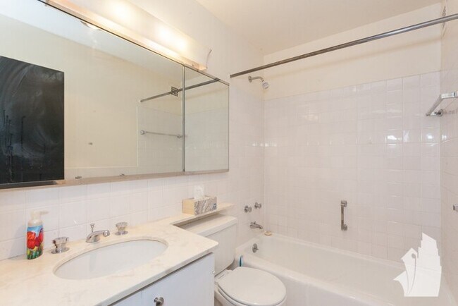Building Photo - 5455 N Sheridan unit 3409