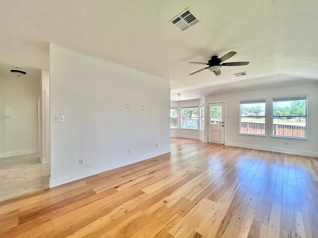 Foto del edificio - Charming Rustic Retreat – 3 Bed, 2 Bath Si...