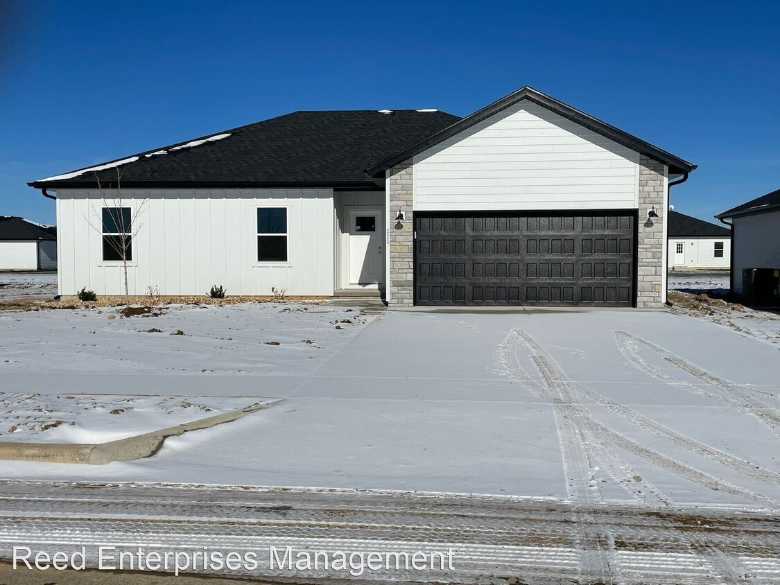 4 br, 2 bath House 111 W Ledgestone Dr House Rental in Rogersville