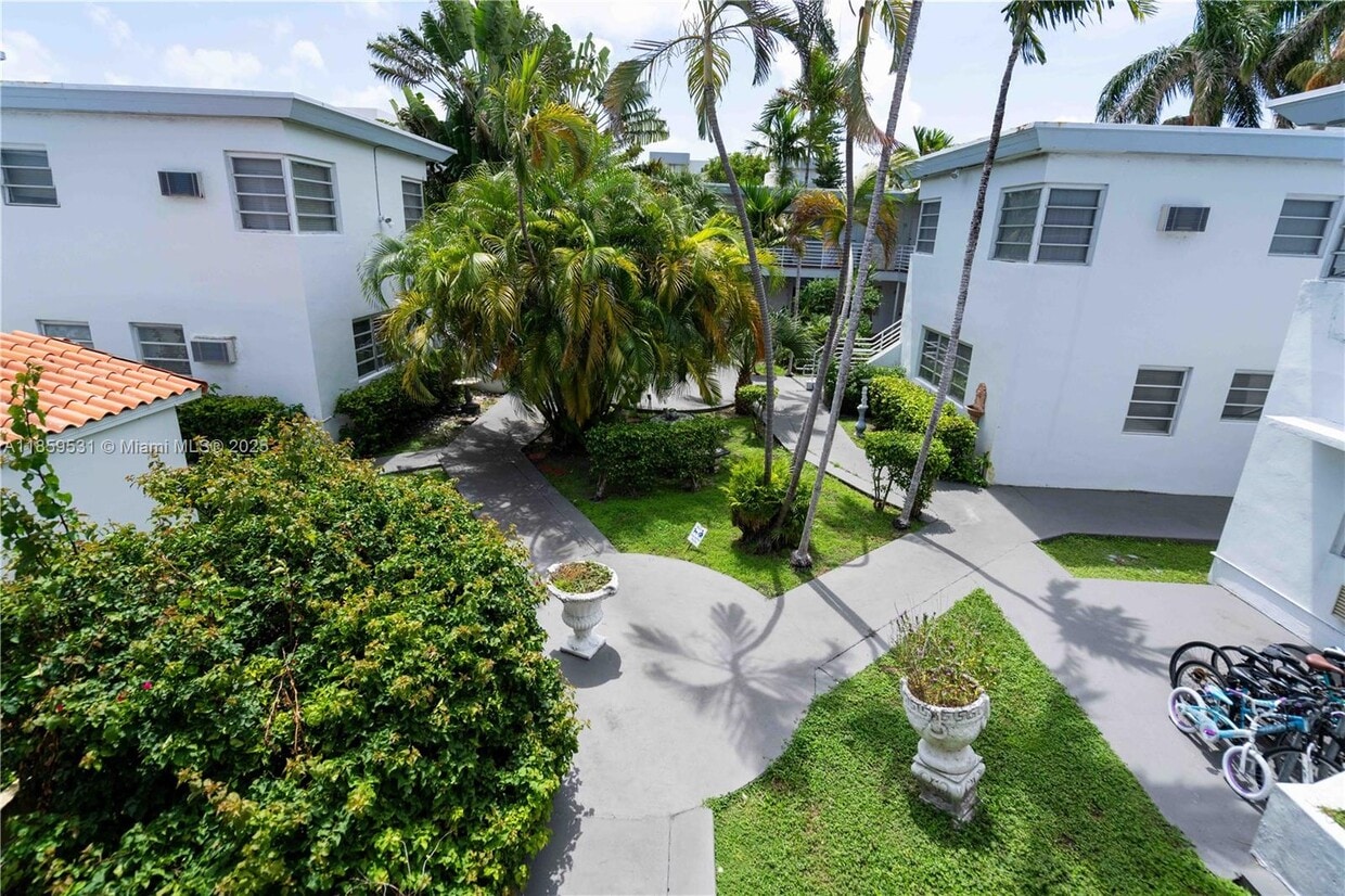 Foto principal - 8315 Byron Ave