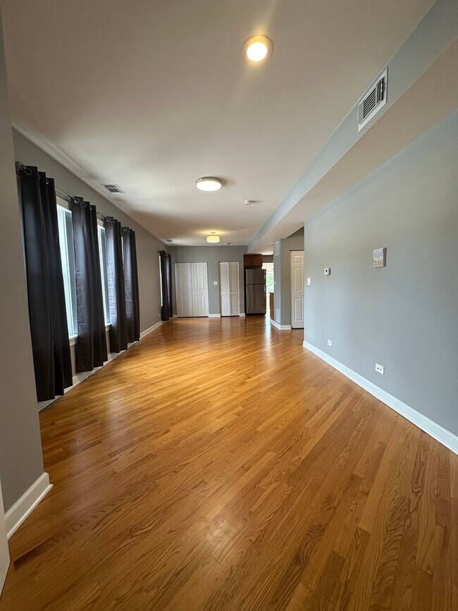 Foto del edificio - 5643 N Artesian Ave