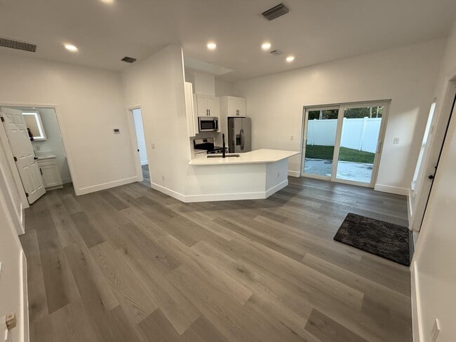 Foto del edificio - 11865 Ellison Wilson Rd