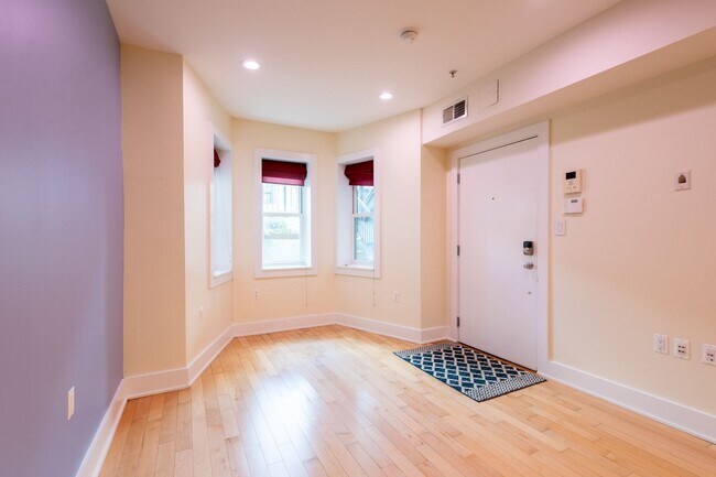 Foto del edificio - Lovely 1 BR + 1 Den/2 BA Condo in Mt Vernon Square!