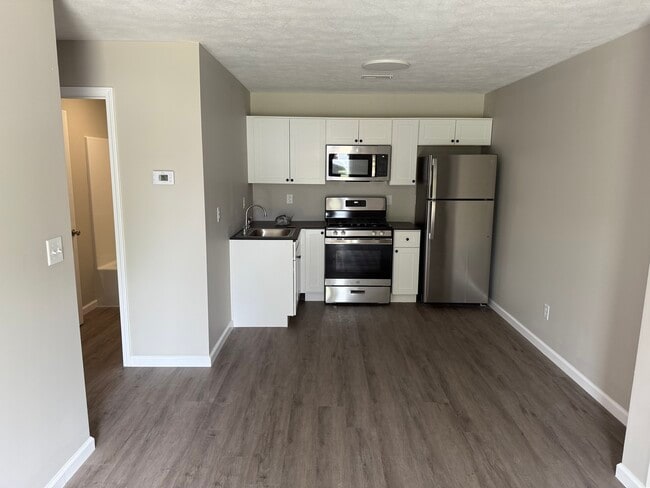 2 bed Kitchen - 1309 E Main St