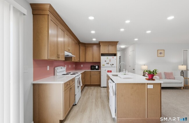 Building Photo - 9 Evas Dr