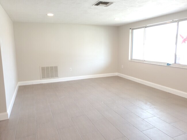 Building Photo - 5644 Mockingbird Dr