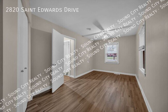 Building Photo - 4 bed/2 bath all brick ranch home!! Privat...