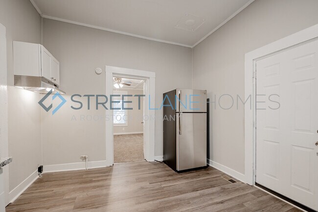 Building Photo - PICK YOUR GIFT OF $500 OFF THE FIRST MONTH...