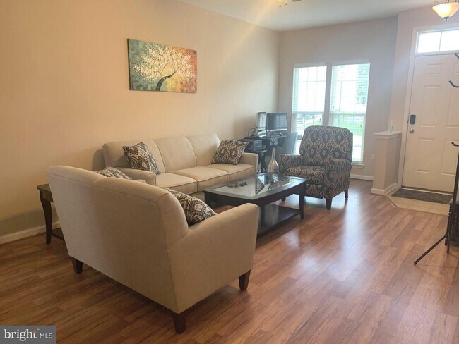 Building Photo - Beautiful 3bd 3.5bth end of group garage t...