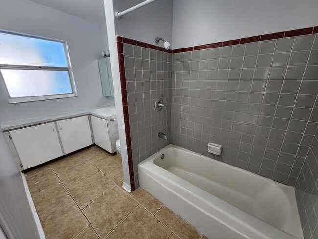 Foto del edificio - Ready 5/15/24! Renovated 2/2 Sitting on 8,...