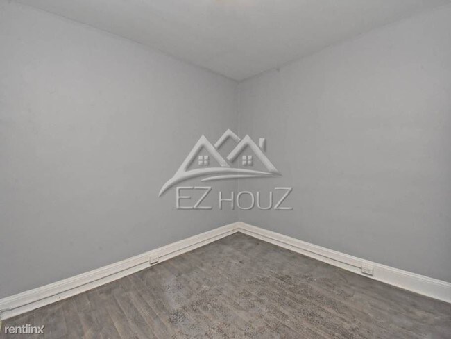 Foto del edificio - 3 br, 1 bath Apartment - 5313 Hamlin Ave