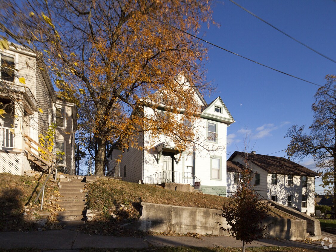 Building Photo - 611 Perry Ave