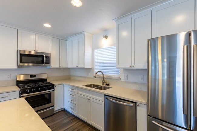 Building Photo - Contemporary Townhouse in Midtown Reno