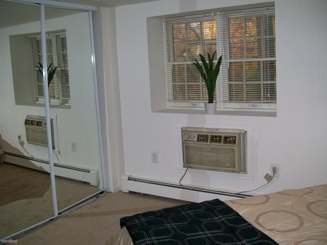 Building Photo - Studio, 1 bath Apartment - 365 W Elm St 2A