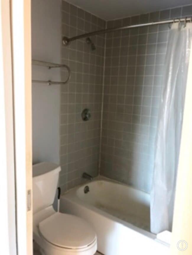 Tub - 133 Commander Shea Blvd