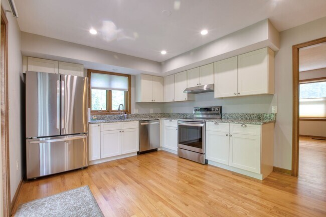 Foto del edificio - Spacious 2-Bedroom, 2-Story Apartment with Walk-Out Basement