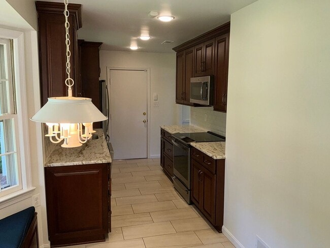 Building Photo - Very well maintained 4BR 2.5BA 4-level split 2 car attached garage and fully fenced yard
