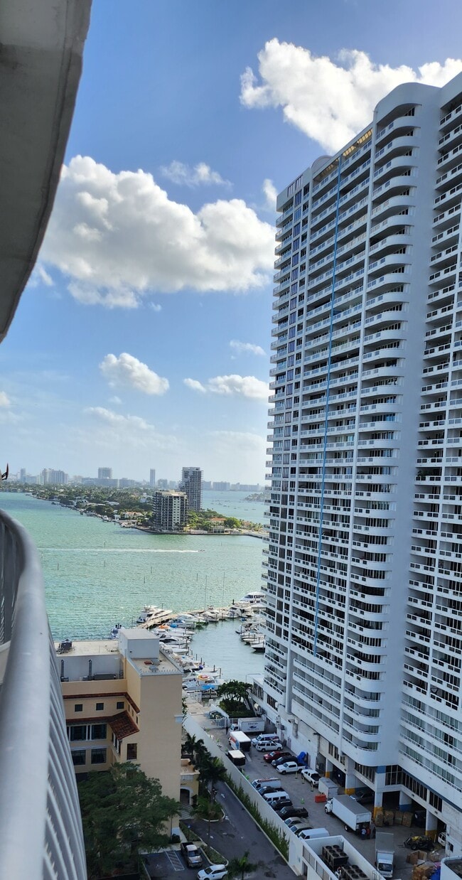 Building Photo - 1750 N Bayshore Dr