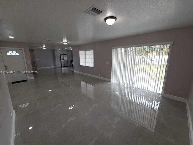 Foto del edificio - 4360 NW 15th St