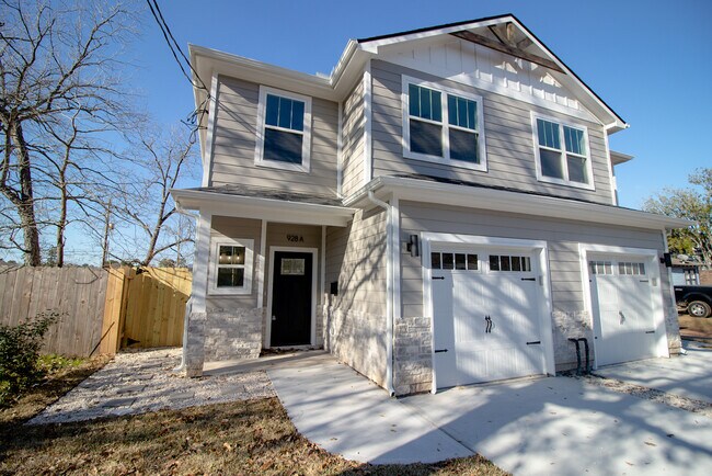 Garage parking! - 928 W Austin St