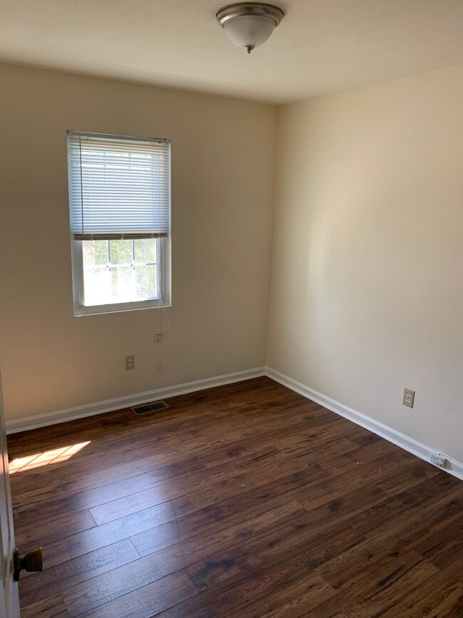 Room 3 - 7011 Oakhill Cir