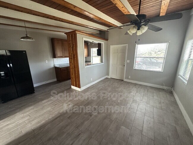 Building Photo - 1606 S Miramar Ave