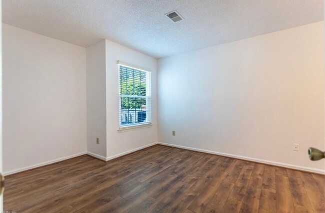 Building Photo - Spacious Room Rental in Williamsburg
