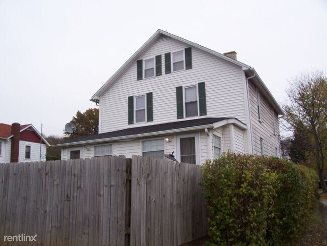 Building Photo - 2 br, 1 bath Townhome - 640 John Street