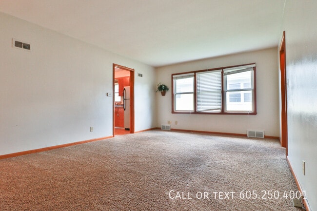 Building Photo - Gorgeous 2 Bedroom with a basement near a ...