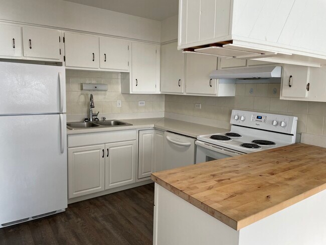 Kitchen - 9429 S 86th Ct