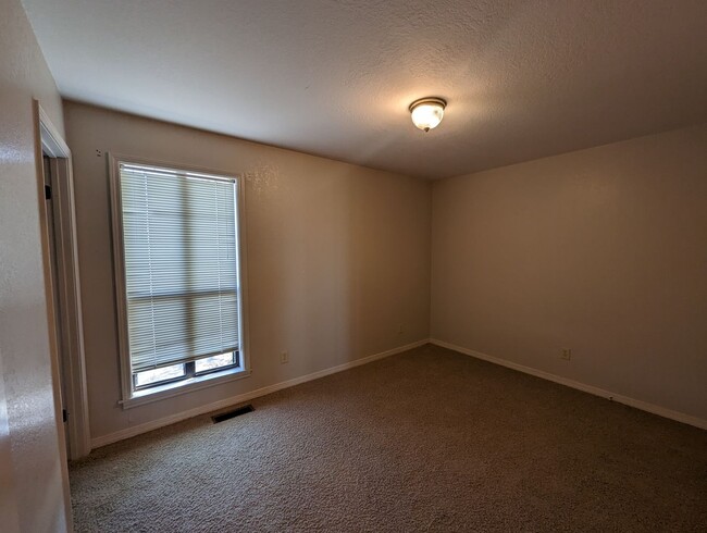 Building Photo - 2 Bedroom 2 Bathroom Overlooking the White...
