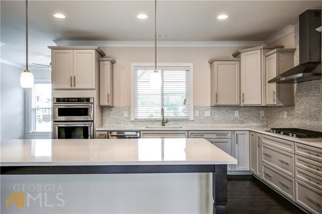 Building Photo - 827 Stone Ridge Ln NE