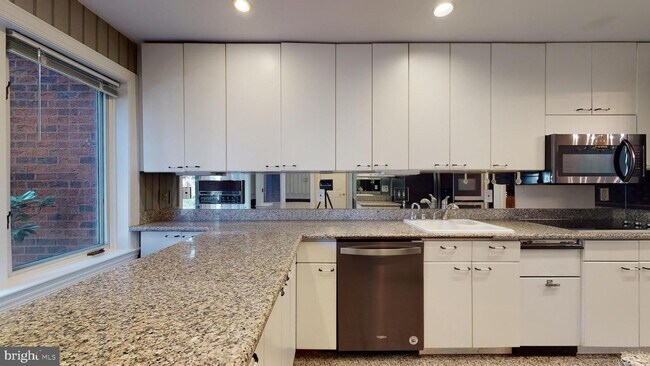 Foto del edificio - 3928 Georgetown Ct NW