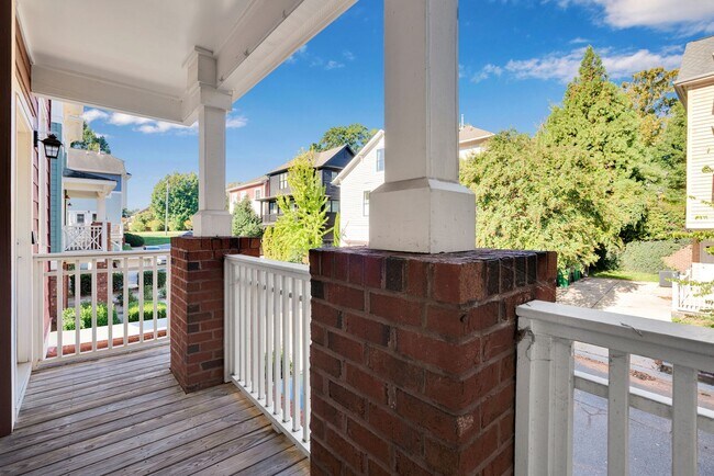 Foto del edificio - Wonderful craftsman style end-unit townhome