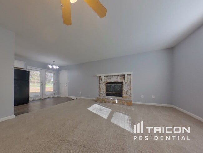 Foto del edificio - 2445 Hillboro Cir S W