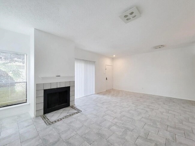 Building Photo - 7119 N Holiday Dr