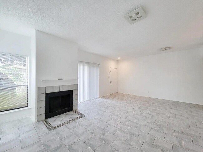 Foto del edificio - 7119 N Holiday Dr