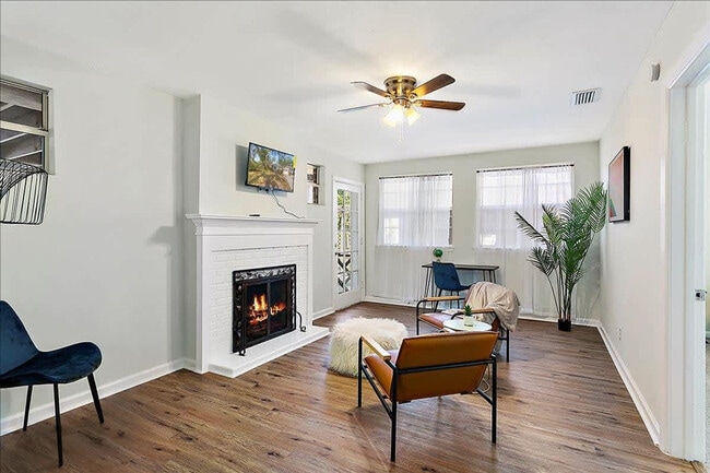 Building Photo - 8633 Emerald Isle Cir S