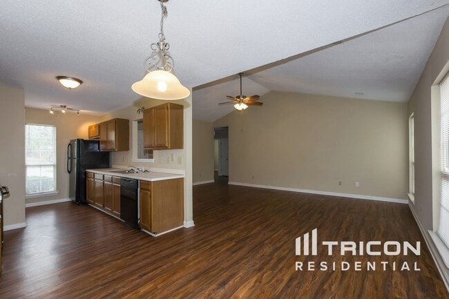 Building Photo - 121 Green Rose Rd