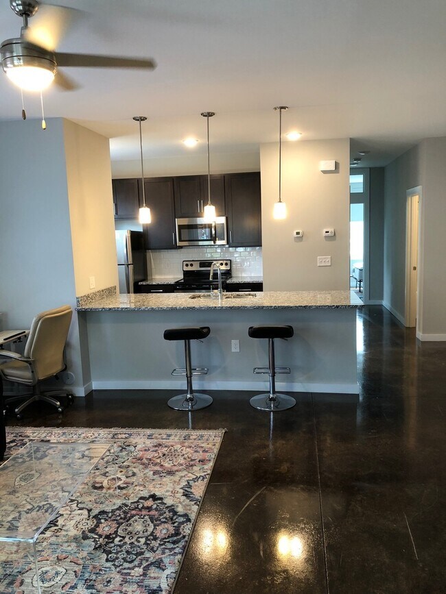 Foto del edificio - Stunning, Spacious 2 Bedroom First Floor U...