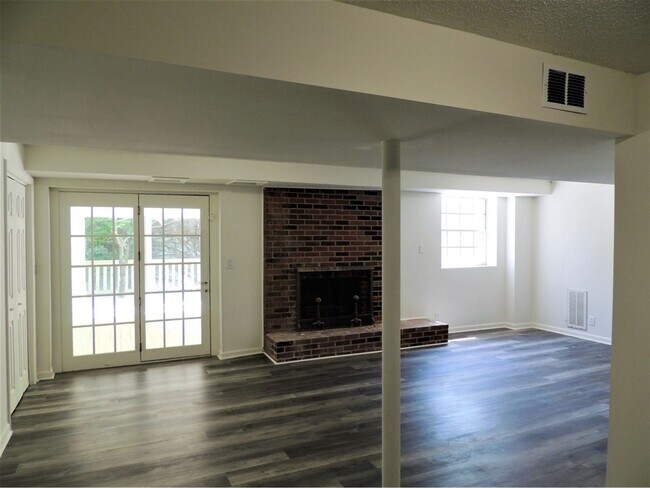Building Photo - Huge Refreshed 5 Bed/ 3 Bath Home in Missi...