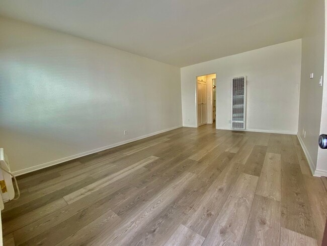 Building Photo - Beautifully Upgraded 1 Bedroom / 1 Bathroom Apartment Available Now!