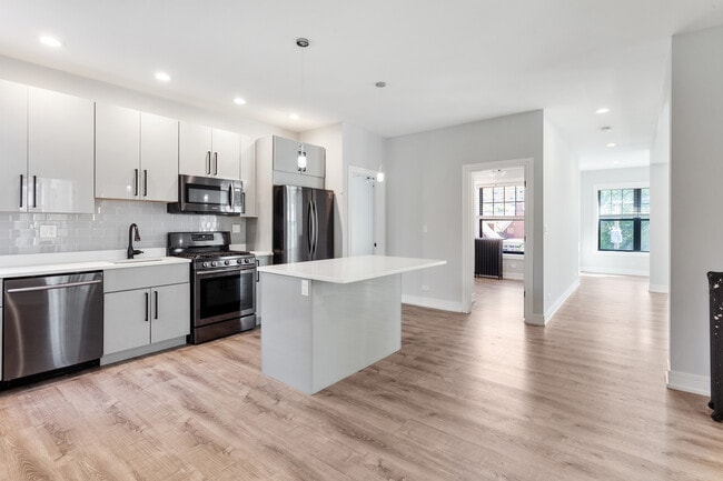 Building Photo - 1062 W Glenlake Ave