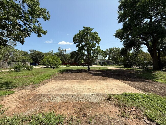 Foto del edificio - 305-401 Chaparral Rd