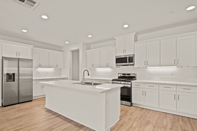 Foto del edificio - New Home in Gated Indian Palm Country Club