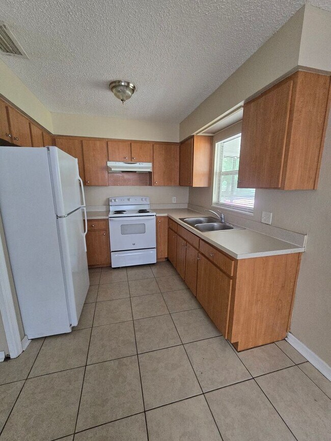 Building Photo - Three bedroom two bath home