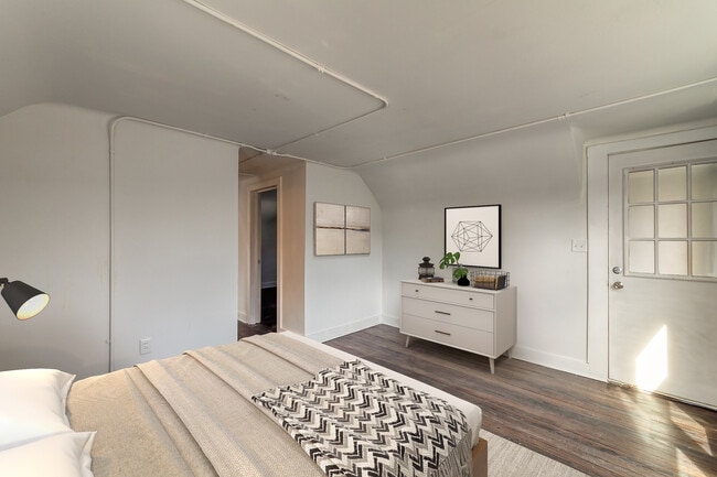 Building Photo - 1610 S Cedar St