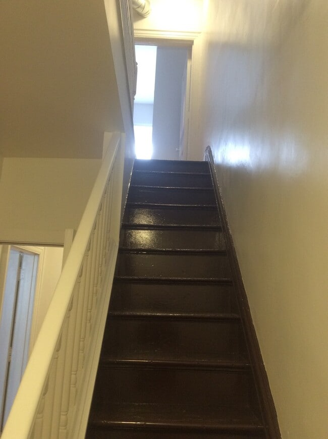 Building Photo - 3rd Floor Apartment in Downtown York! Vide...