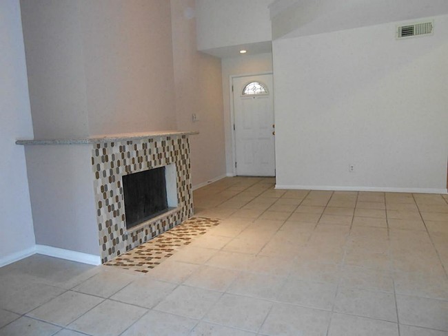 Building Photo - 9400 Doliver Dr