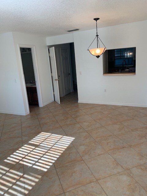 Building Photo - 104 S primrose Dr